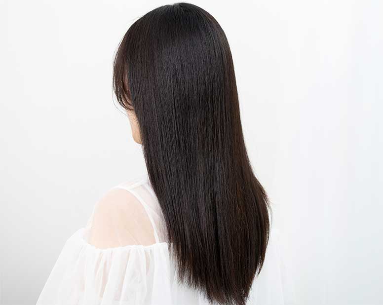 ゴールドヘアブラシで輝く艶髪に