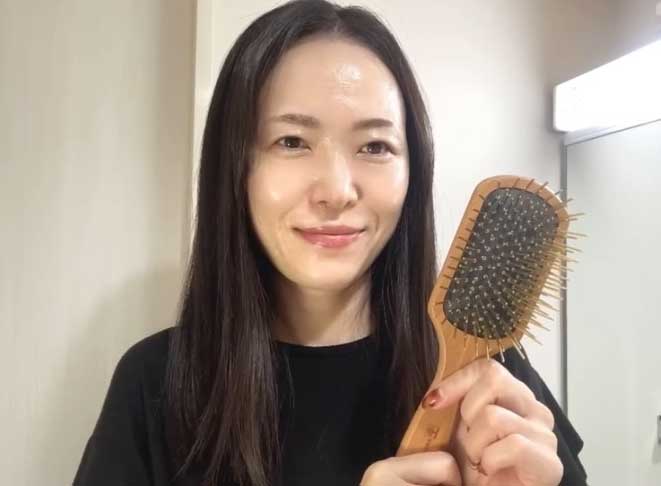 ゴールドヘアブラシを持つ近藤さん